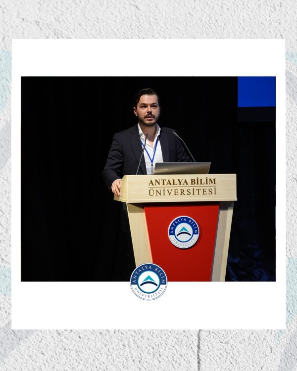 Cerrahlar ve Fizyoterapistler Antalya Bilim Üniversitesi’nde Buluştu: Omurga Sağlığına Güncel Yaklaşımlar Ele Alındı