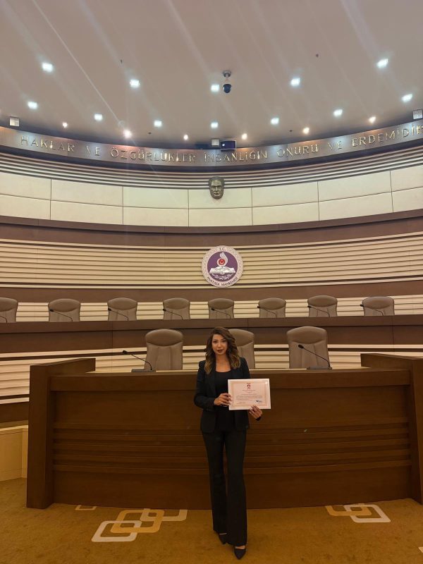 ABÜ mezunumuz Stj. Av. Cennet Azra ZAFERLER’i Anayasa Mahkemesi'nde staj yapan 20 avukattan biri olma başarısından dolayı tebrik ederiz